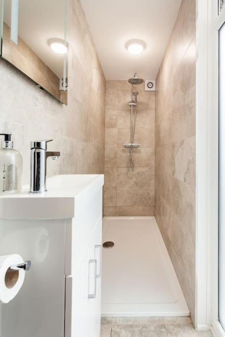 One Bedroom Apartment, Driveway, Bracknell Centre Dış mekan fotoğraf